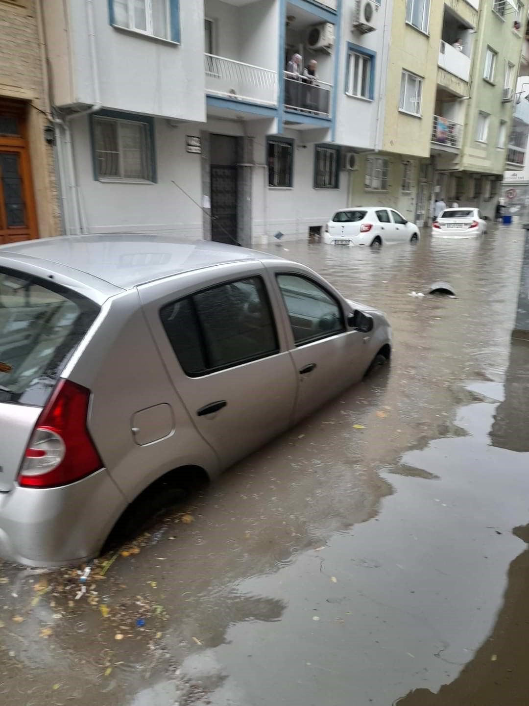 Akhisar’da sağanak: Sokaklar göle döndü, birçok bina ve işyerini su bastı
