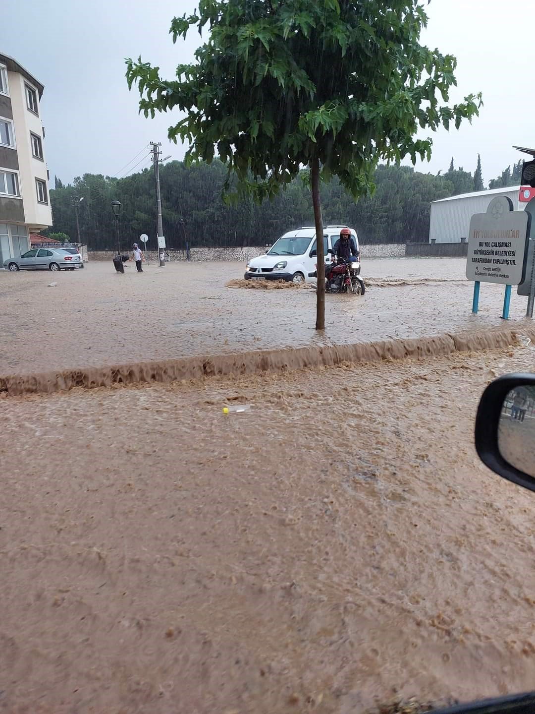 Akhisar’da sağanak: Sokaklar göle döndü, birçok bina ve işyerini su bastı
