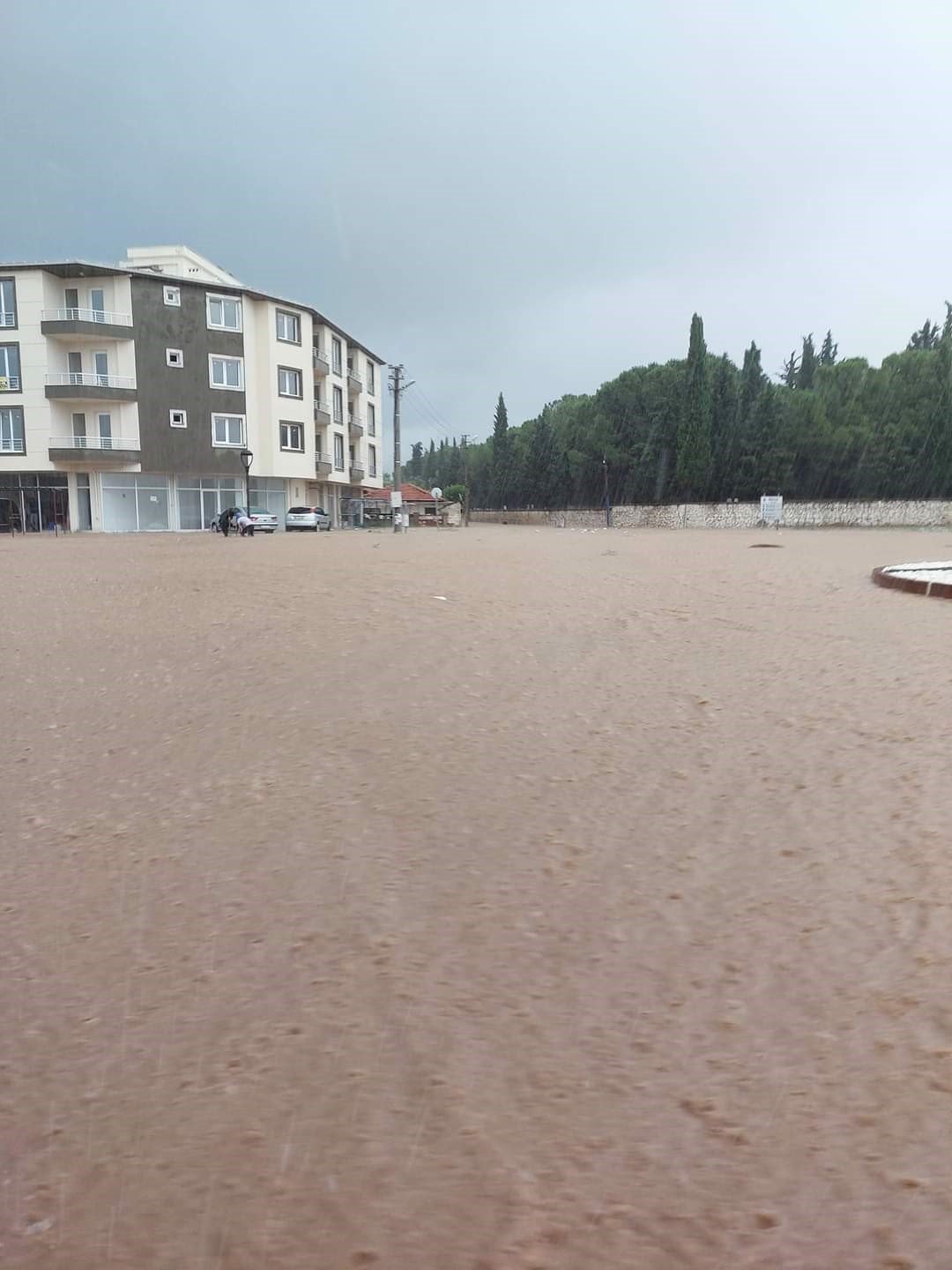 Akhisar’da sağanak: Sokaklar göle döndü, birçok bina ve işyerini su bastı