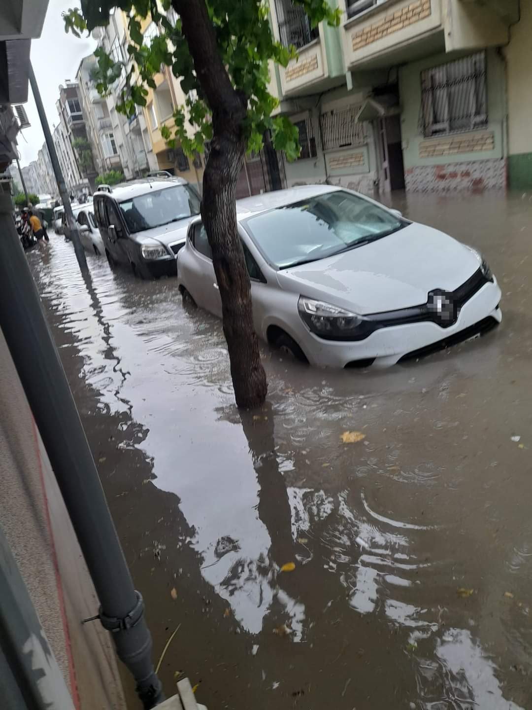 Akhisar’da sağanak: Sokaklar göle döndü, birçok bina ve işyerini su bastı