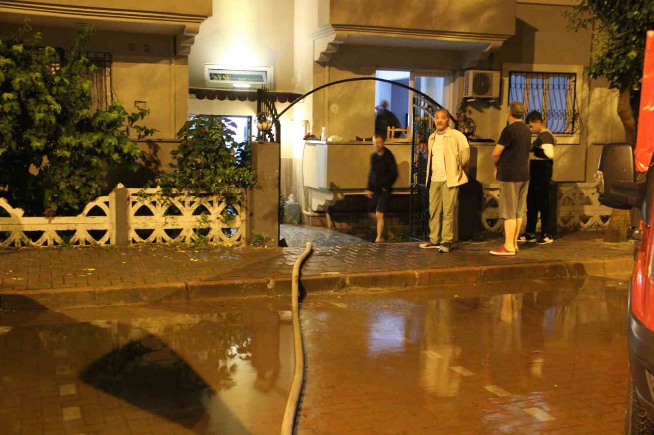 Akhisar’da sel ekipleri teyakkuza geçirdi: Su tahliyeleri devam ediyor