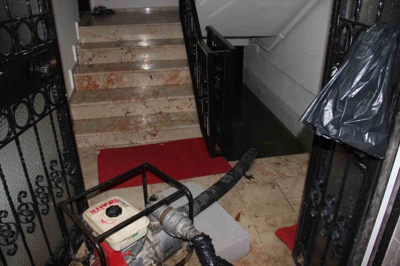 Akhisar’da sel ekipleri teyakkuza geçirdi: Su tahliyeleri devam ediyor