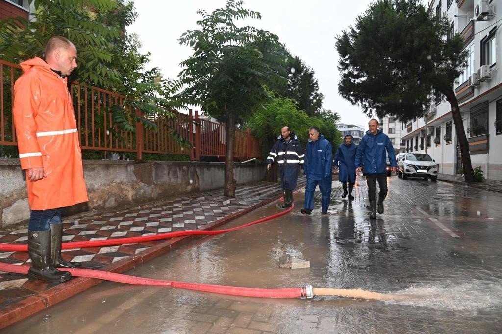 Akhisar’da sel ekipleri teyakkuza geçirdi: Su tahliyeleri devam ediyor