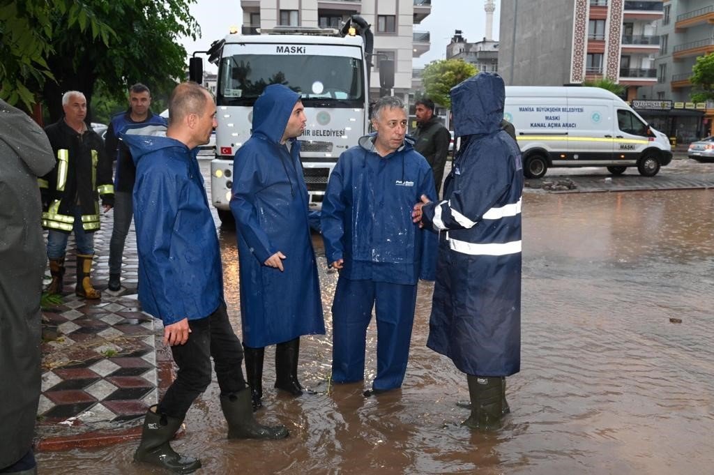 Akhisar’da sel ekipleri teyakkuza geçirdi: Su tahliyeleri devam ediyor
