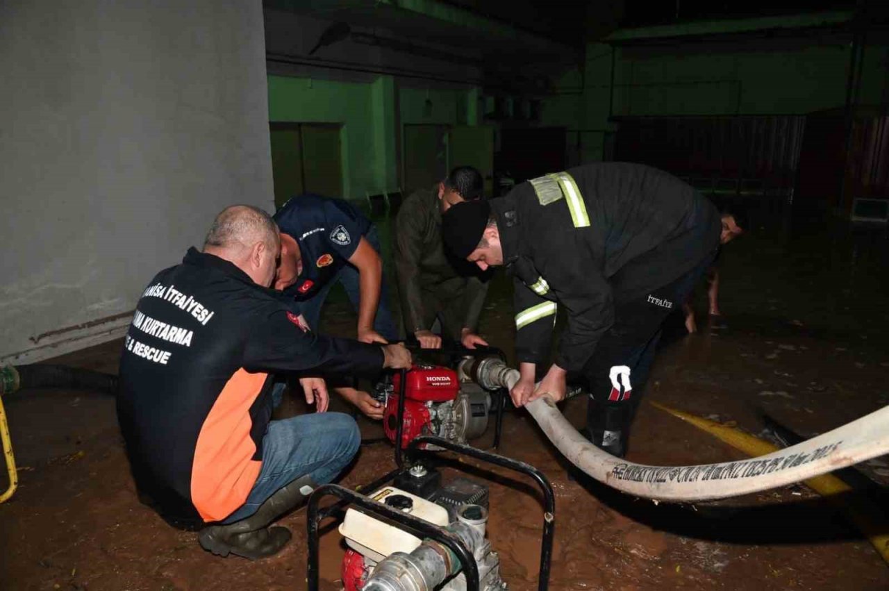 Akhisar’da sel ekipleri teyakkuza geçirdi: Su tahliyeleri devam ediyor