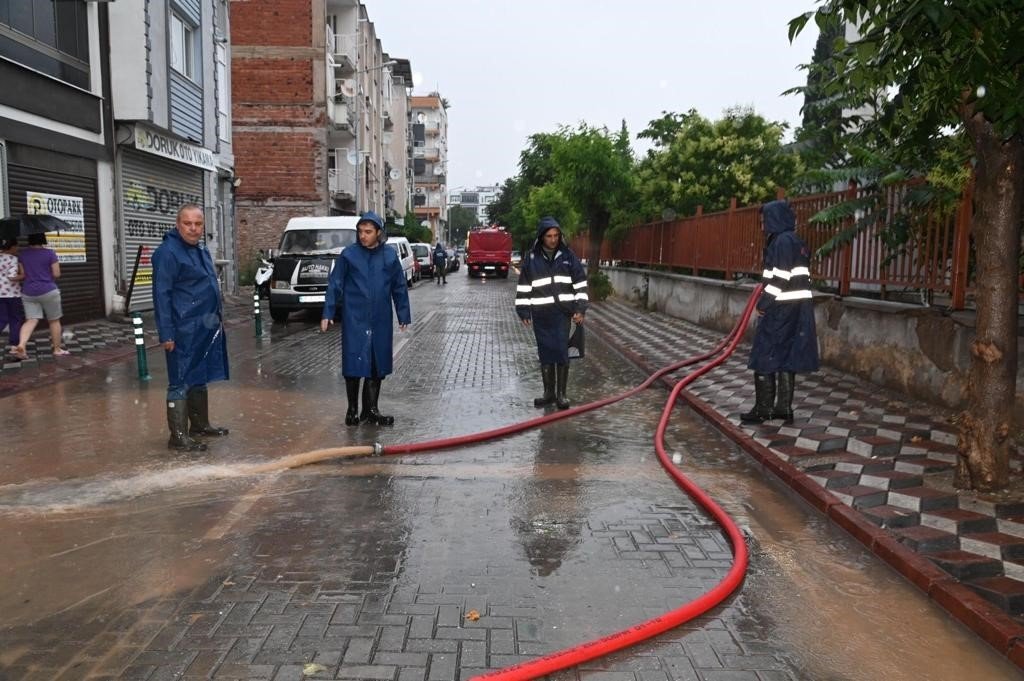 Akhisar’da sel ekipleri teyakkuza geçirdi: Su tahliyeleri devam ediyor