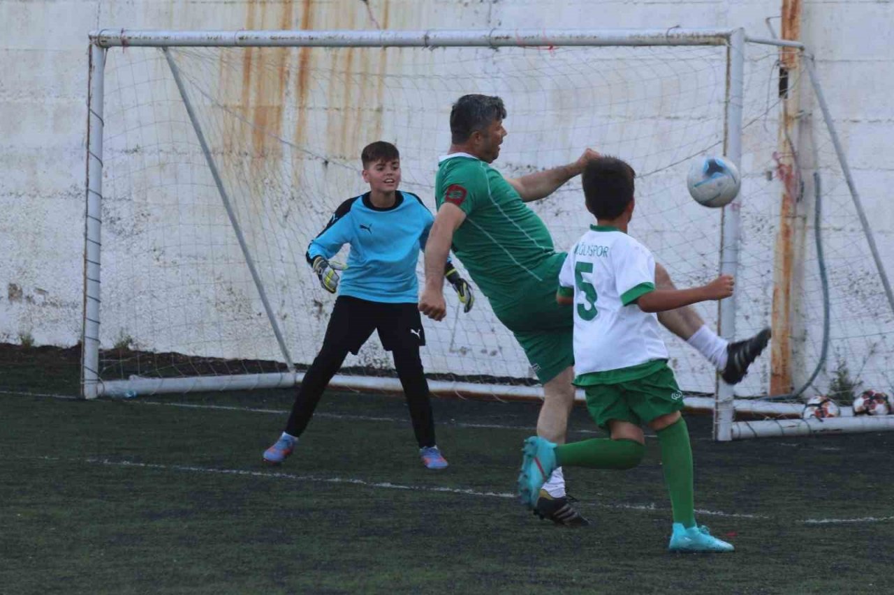 Baba-oğul maçında kazanan ’sevgi’ oldu