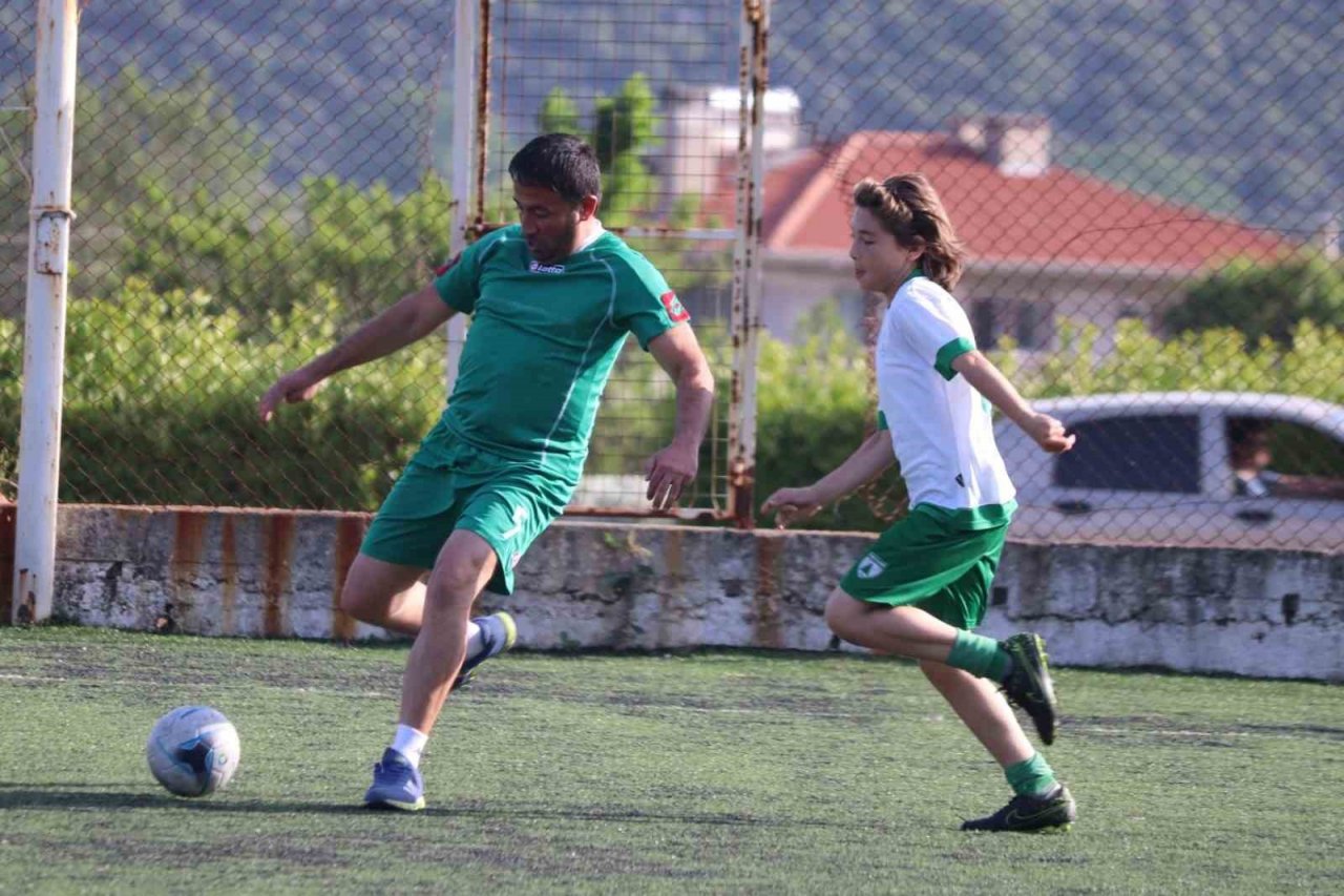 Baba-oğul maçında kazanan ’sevgi’ oldu