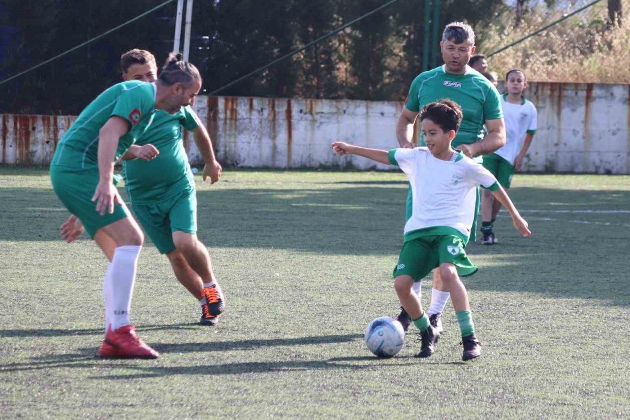 Baba-oğul maçında kazanan ’sevgi’ oldu