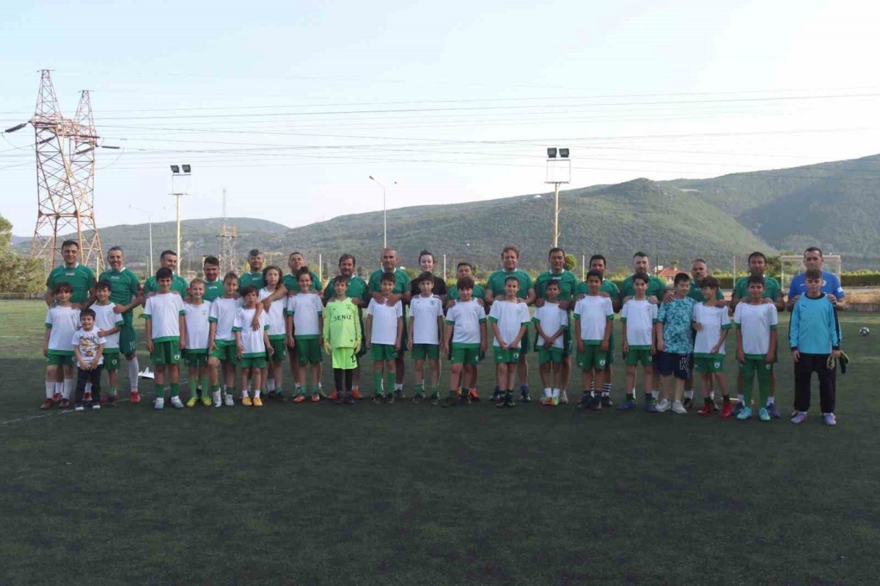 Baba-oğul maçında kazanan ’sevgi’ oldu