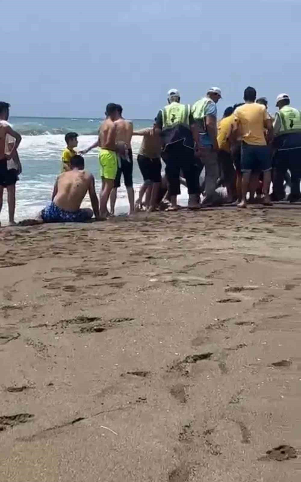 Denizde çocuklarını kurtarmak isteyen baba yaşamını yitirdi