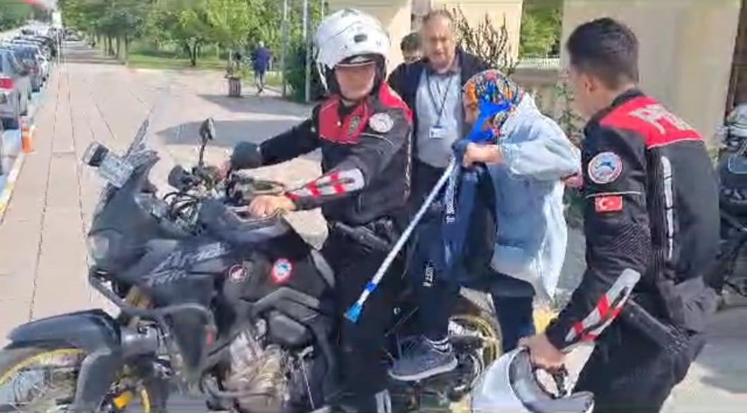 Sınava geç kalan öğrencilerin imdadına polis ekipleri yetişti