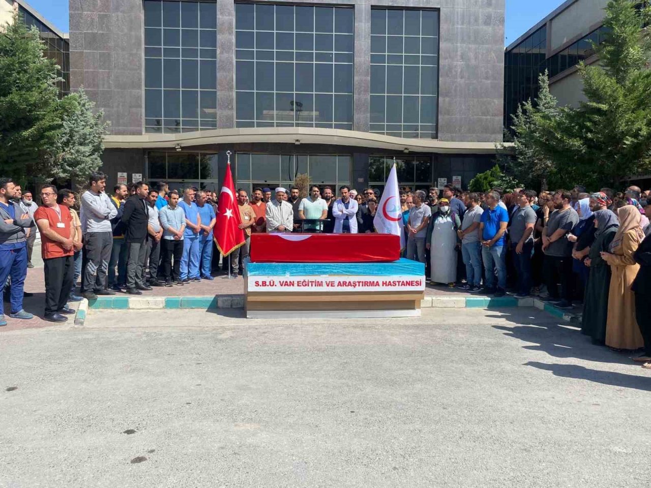 Bisikletle işe giderken kamyonetin çarptığı hemşireye son görev