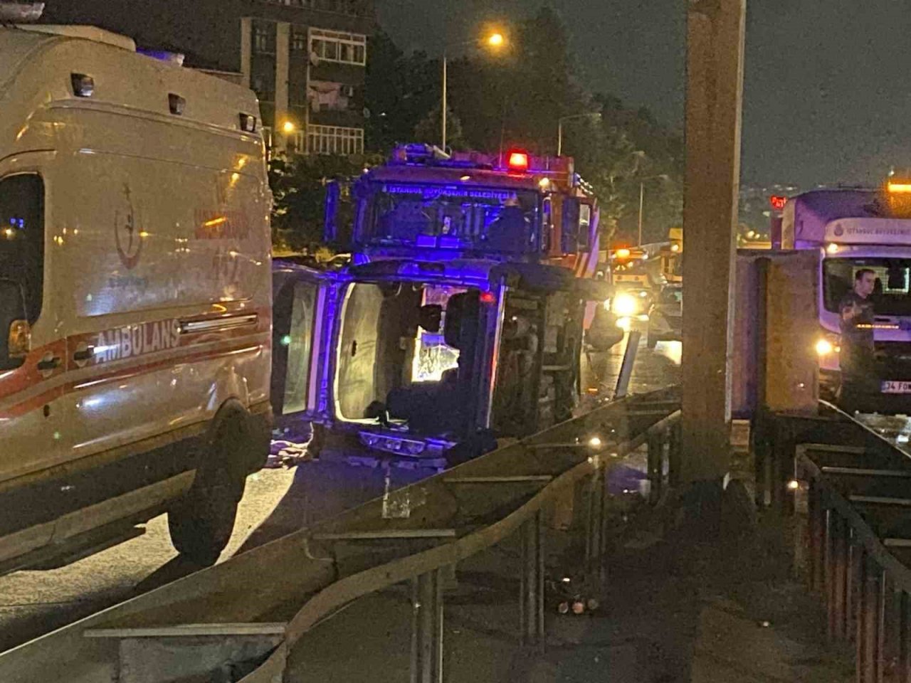 Sultangazi’de bariyerlere çarpan araç yan yattı: 1 ölü