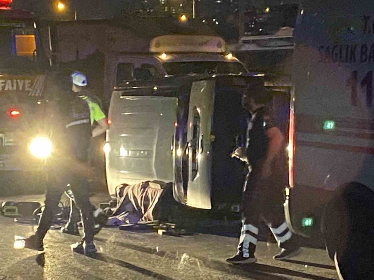 Sultangazi’de bariyerlere çarpan araç yan yattı: 1 ölü