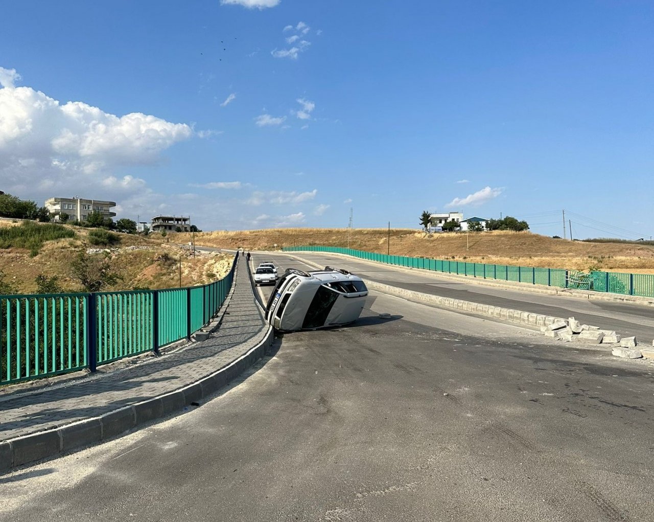 Aynı yolda bir haftada 3 araç takla attı