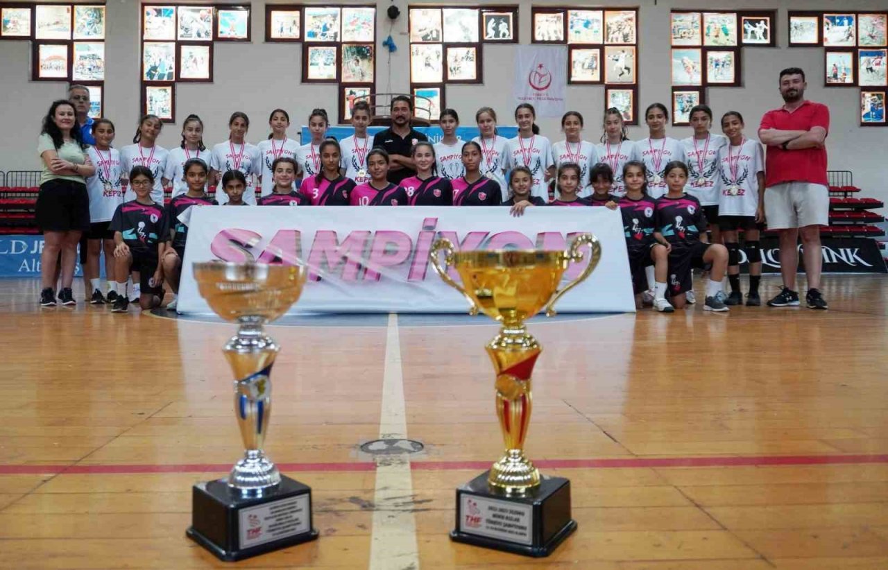 Kepez’in hentbolcuları kupalara doymuyor