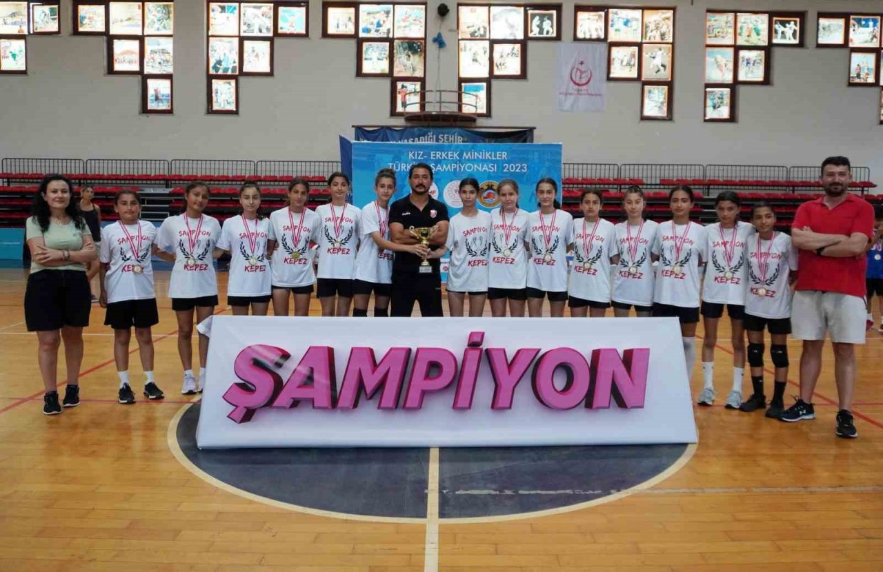 Kepez’in hentbolcuları kupalara doymuyor