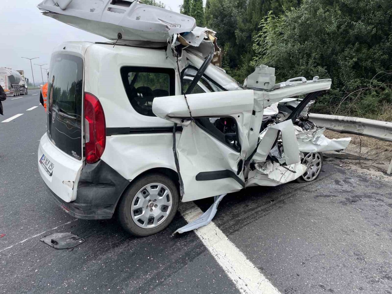 Dinlenme tesisine girmek isterken faciayı yaşadılar: 1’i ağır 3 yaralı