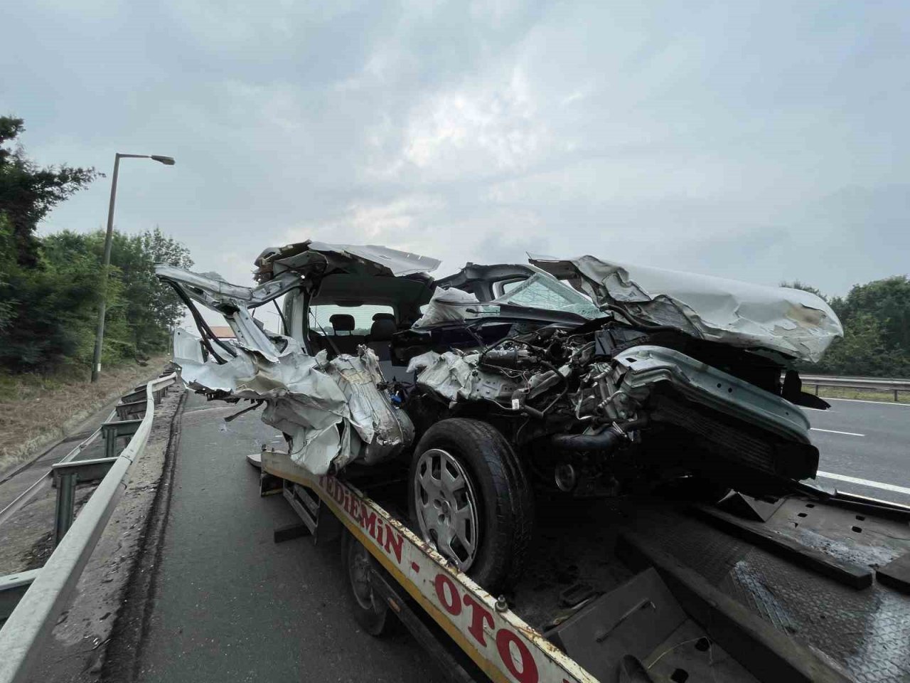 Dinlenme tesisine girmek isterken faciayı yaşadılar: 1’i ağır 3 yaralı