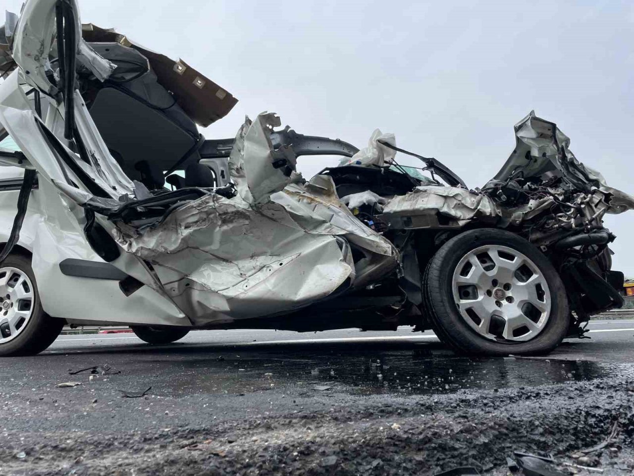 Dinlenme tesisine girmek isterken faciayı yaşadılar: 1’i ağır 3 yaralı