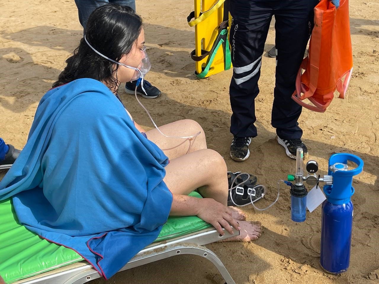 Boğulma tehlikesi geçiren 2 tatilciyi cankurtaranlar kurtardı