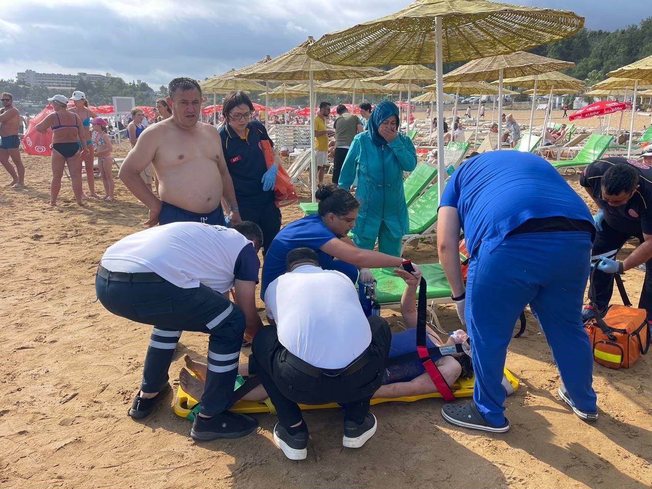 Boğulma tehlikesi geçiren 2 tatilciyi cankurtaranlar kurtardı