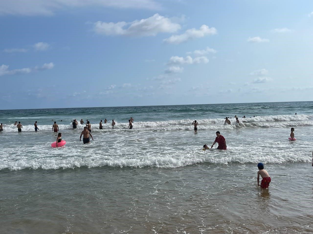 Boğulma tehlikesi geçiren 2 tatilciyi cankurtaranlar kurtardı