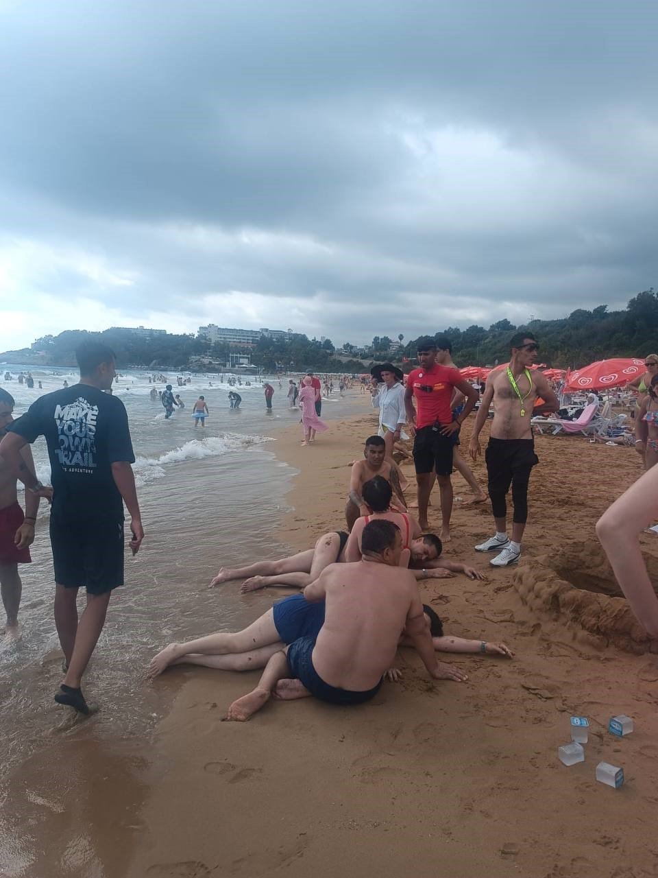 Boğulma tehlikesi geçiren 2 tatilciyi cankurtaranlar kurtardı