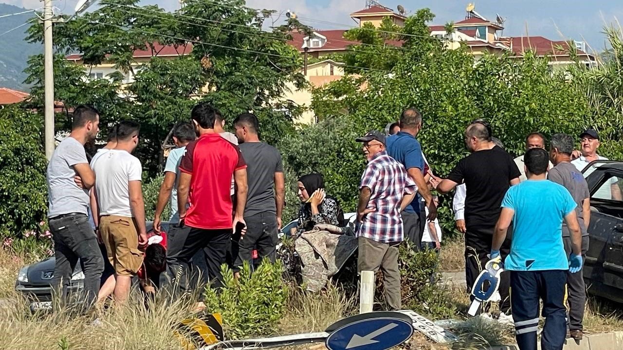 Yaralıları güneşten korumak için battaniye kullandılar