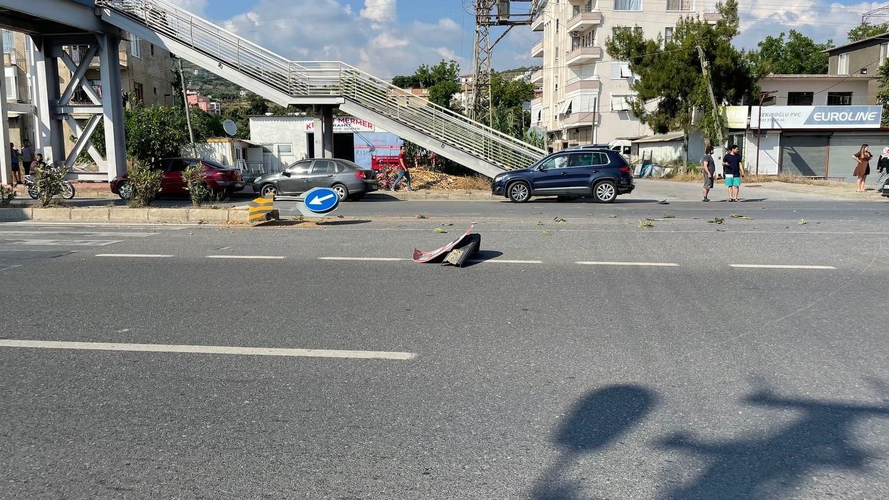 Yaralıları güneşten korumak için battaniye kullandılar