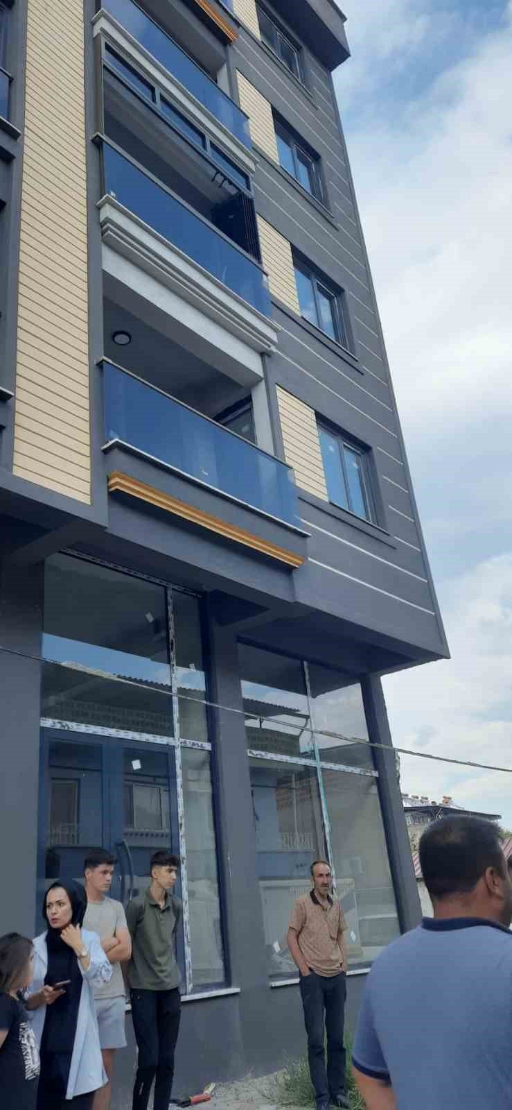 Cam balkon takan işçi, ikinci kattan düştü