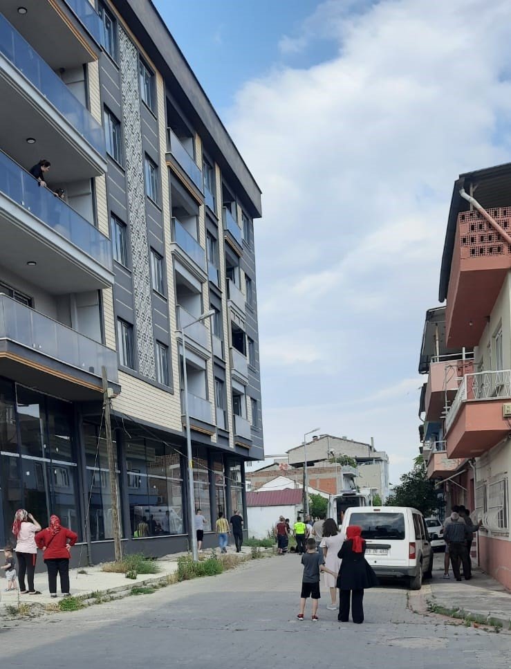 Cam balkon takan işçi, ikinci kattan düştü