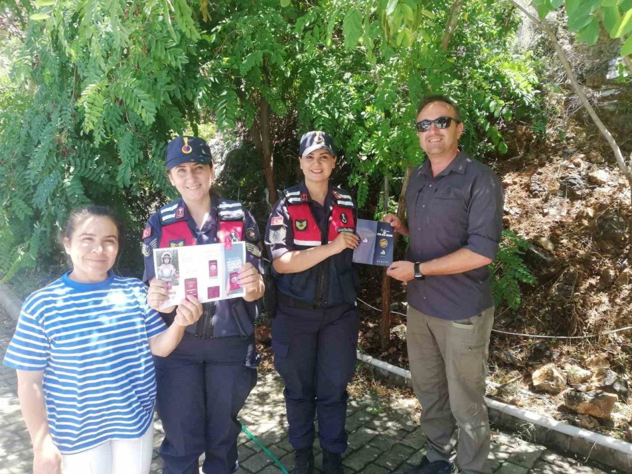 Jandarma ekipleri Milli Park’ta vatandaşları bilgilendirdi