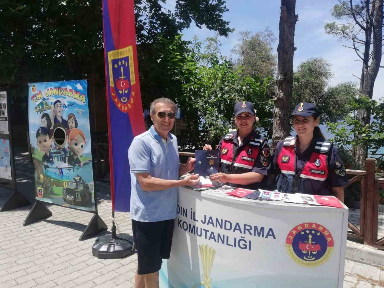 Jandarma ekipleri Milli Park’ta vatandaşları bilgilendirdi