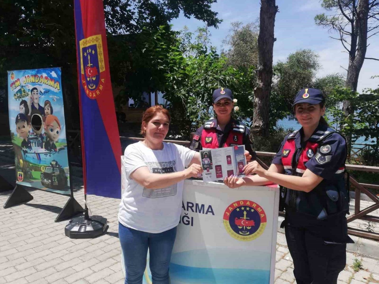 Jandarma ekipleri Milli Park’ta vatandaşları bilgilendirdi