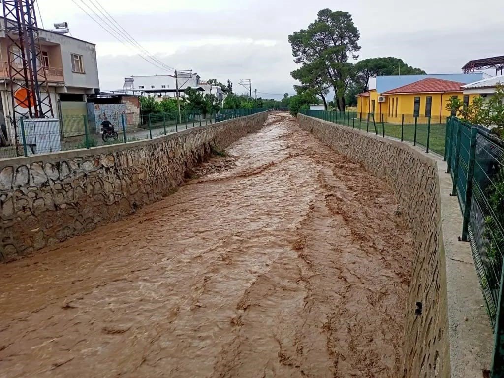 Yenipazar’da sağanak yağış hayatı olumsuz etkiledi