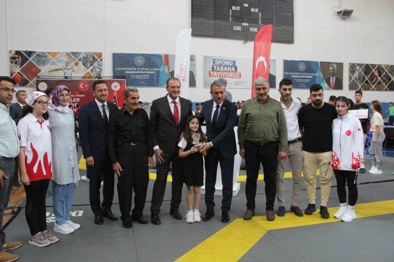 Gençler Tekvando Türkiye Şampiyonası duygusal anlarla başladı