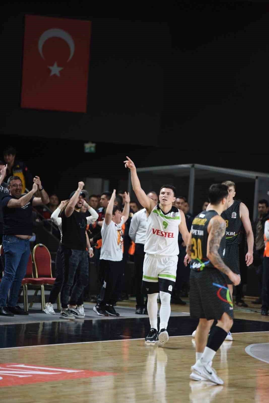 Pako Cruz, 1 sezon daha Manisa BBSK’da