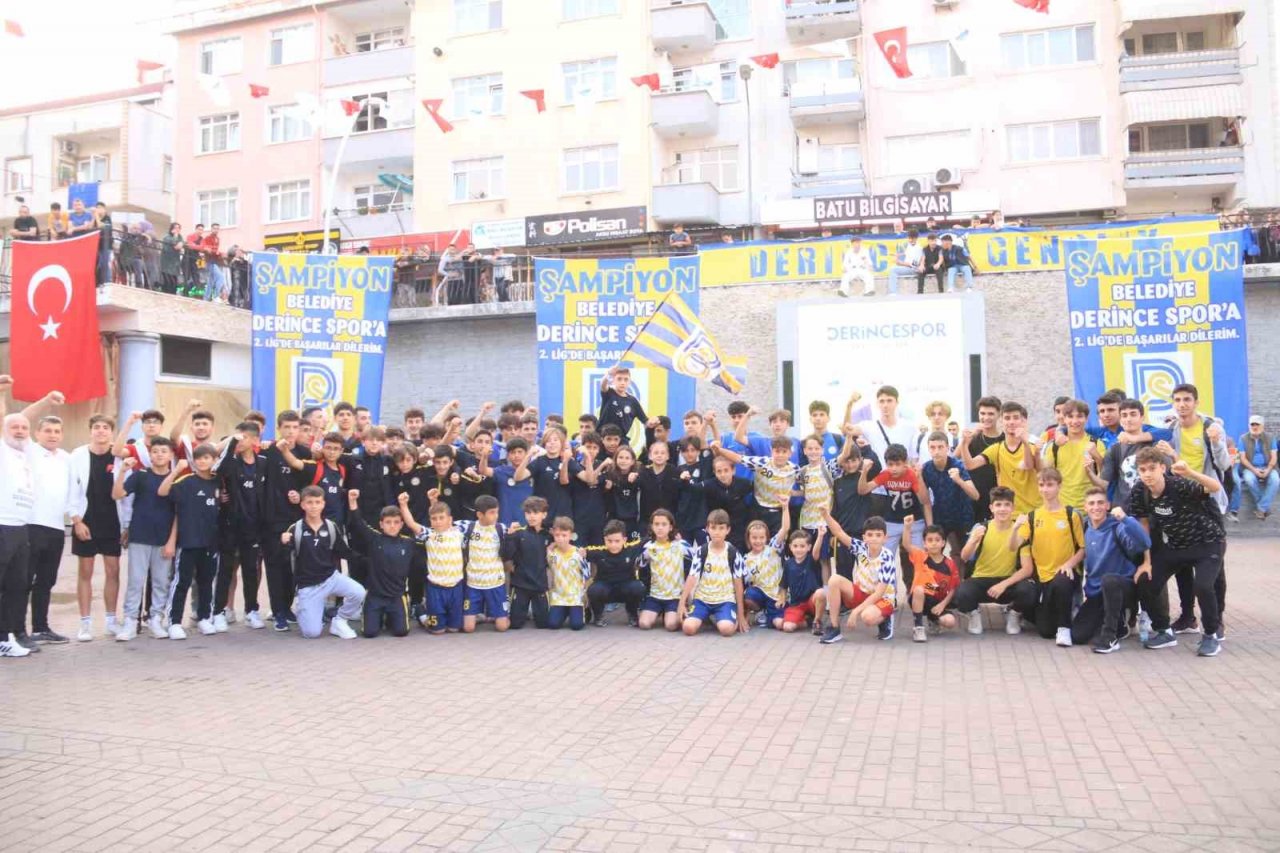 Belediye Derincespor, şampiyonluğu kent merkezinde kutladı