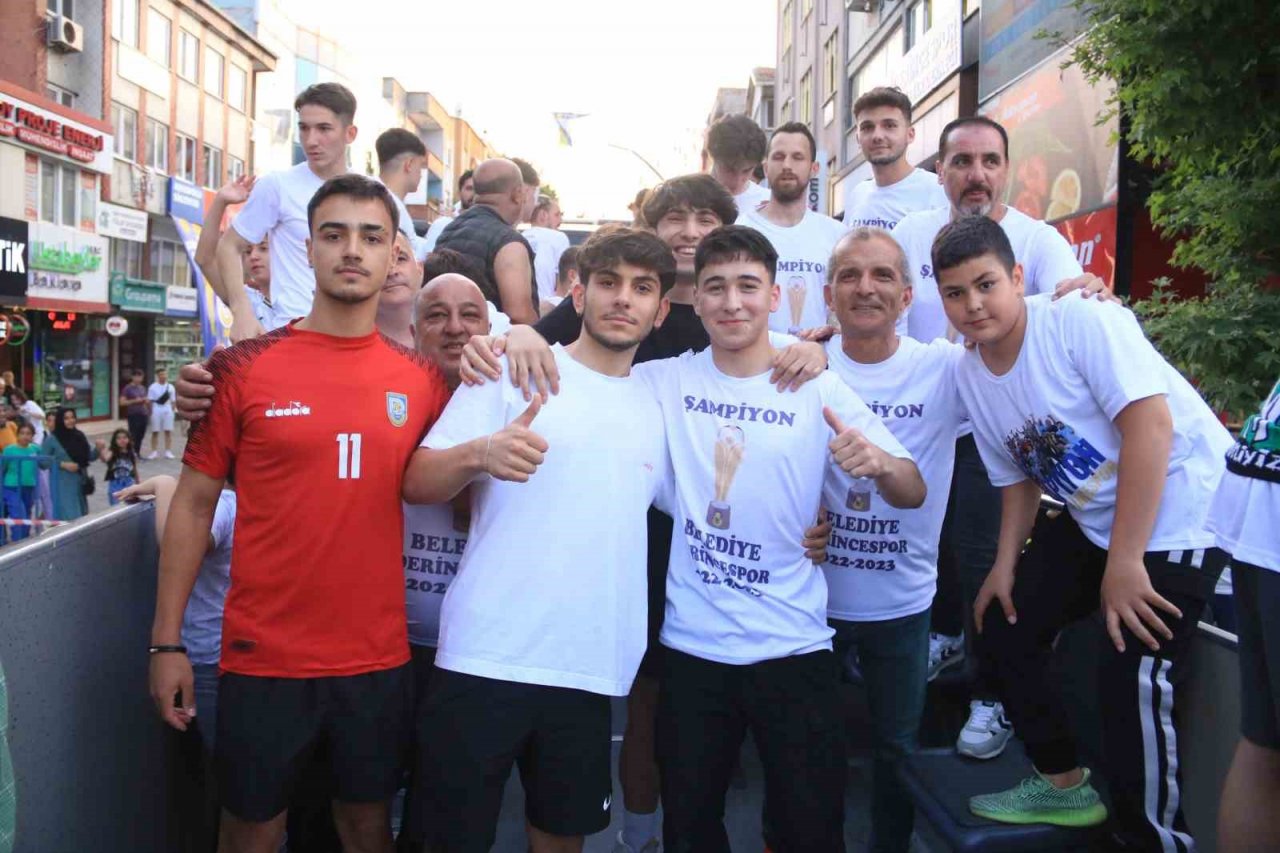 Belediye Derincespor, şampiyonluğu kent merkezinde kutladı