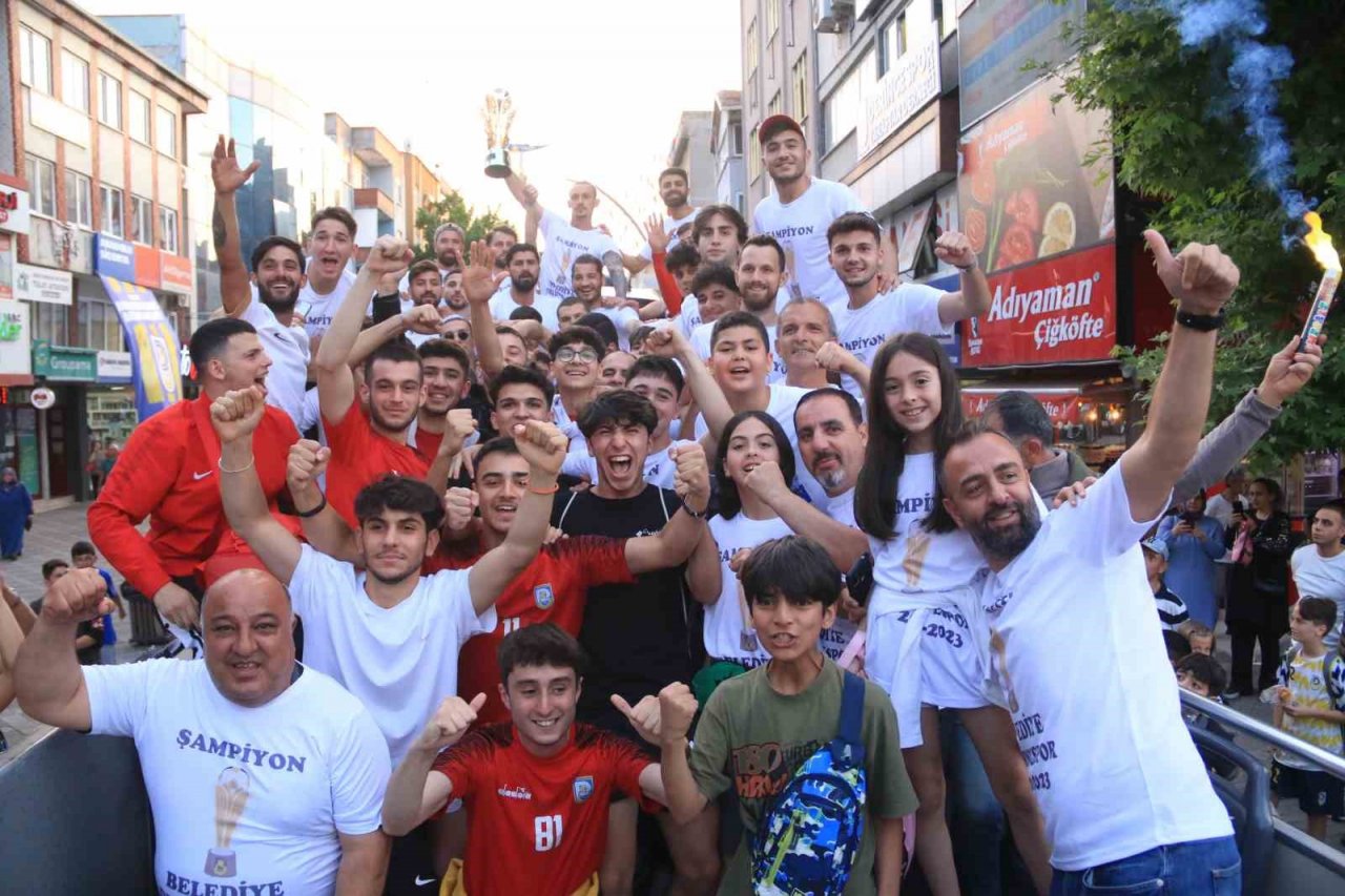Belediye Derincespor, şampiyonluğu kent merkezinde kutladı