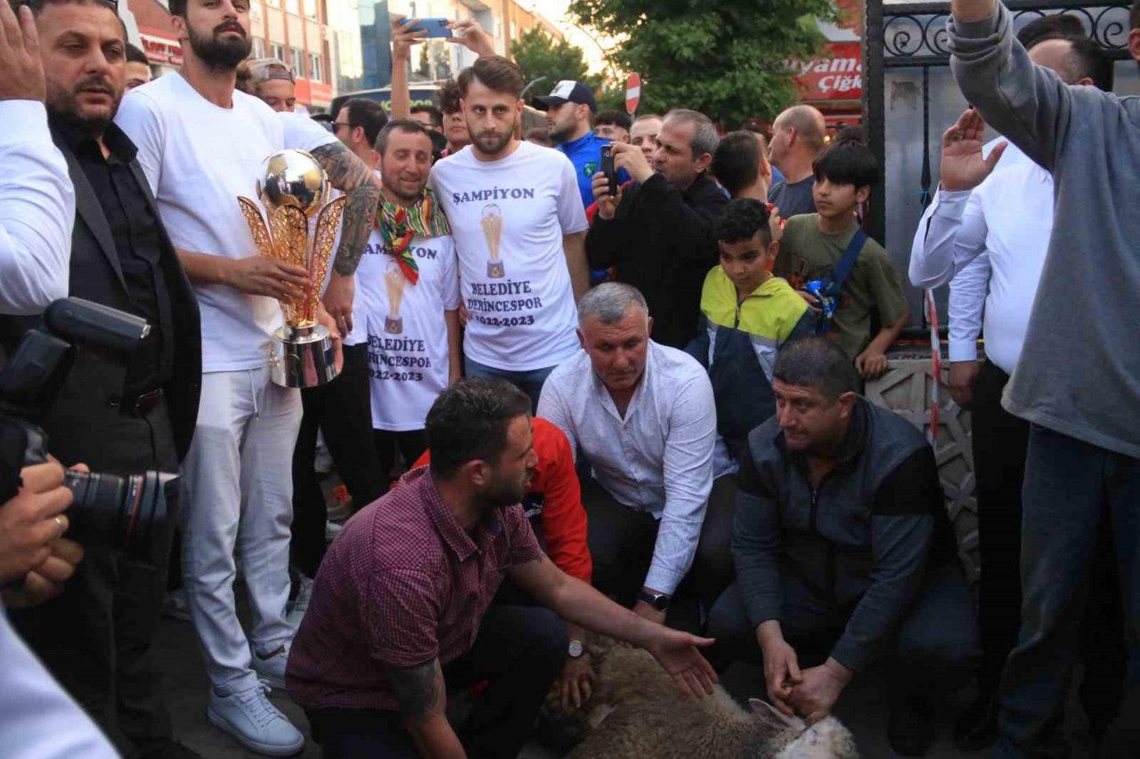 Belediye Derincespor, şampiyonluğu kent merkezinde kutladı