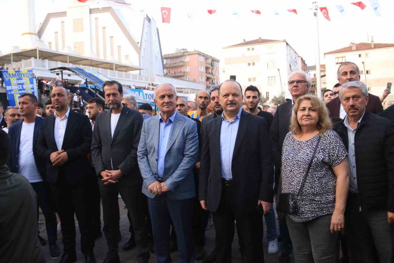 Belediye Derincespor, şampiyonluğu kent merkezinde kutladı