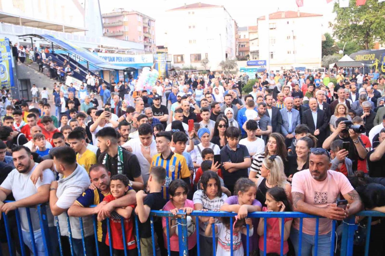 Belediye Derincespor, şampiyonluğu kent merkezinde kutladı