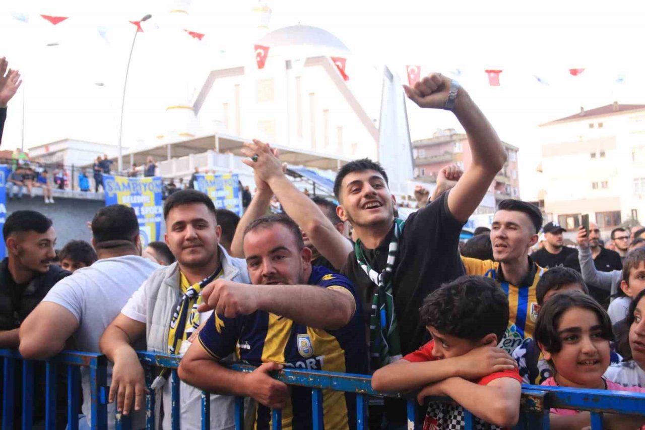 Belediye Derincespor, şampiyonluğu kent merkezinde kutladı