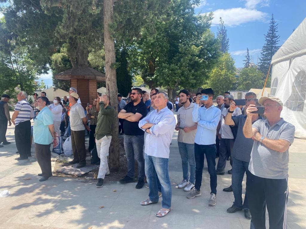 Kontrollü yıkımı gören vatandaşlar tehlikeye aldırmadı, telefonları ile görüntü çekti