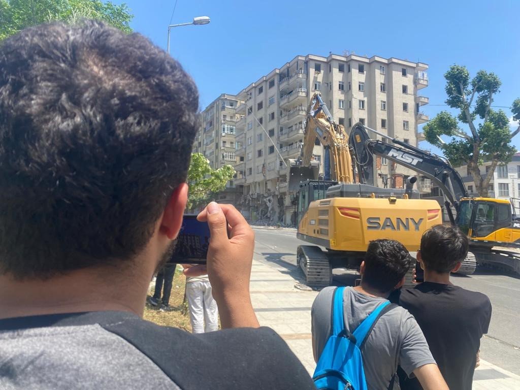 Kontrollü yıkımı gören vatandaşlar tehlikeye aldırmadı, telefonları ile görüntü çekti