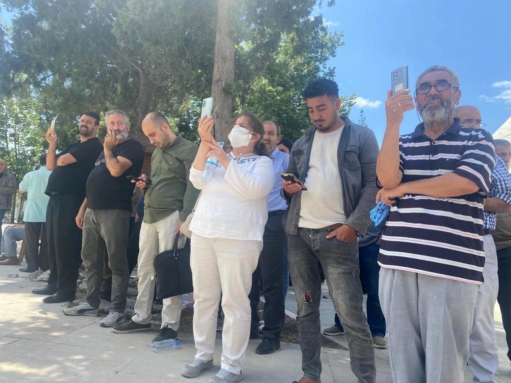 Kontrollü yıkımı gören vatandaşlar tehlikeye aldırmadı, telefonları ile görüntü çekti