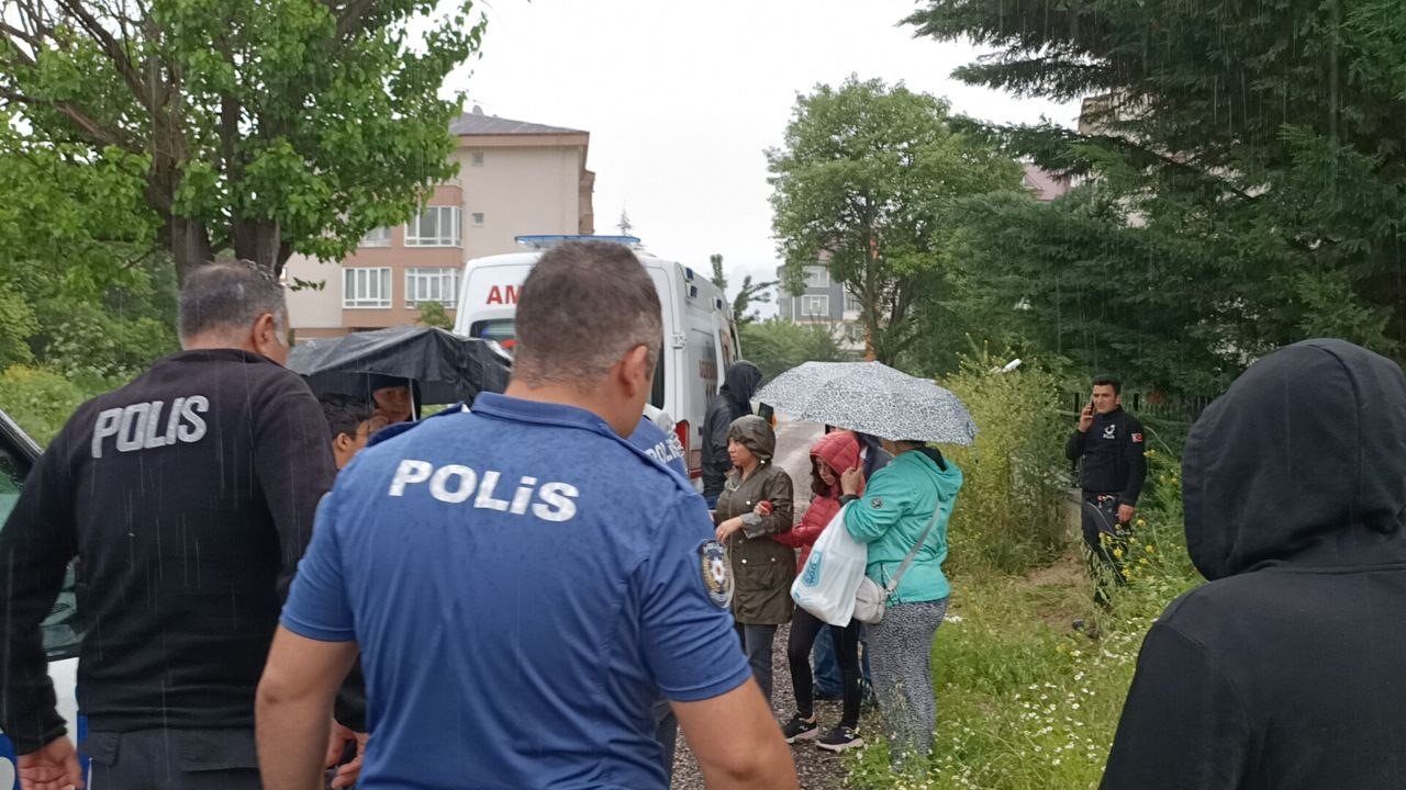 Silah sesine koşan vatandaşlar genç adamı kanlar içinde buldu